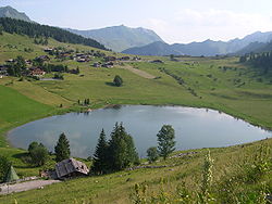 Vue vers le nord-est sur le lac des Confins, une partie du lieu-dit des Confins et le col du même nom.