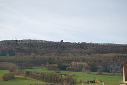 Vue sur la face nord du Lägern et la tour-radio depuis Oberweningen.