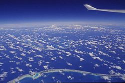 Le lagon Bleu (en bas à gauche) vu du ciel à haute altitude, plus haut l'atoll de Tikehau.