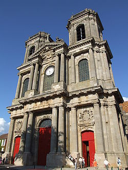 Façade de la cathédrale Saint-Mammès