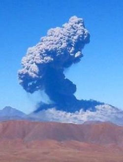 Vue d'un panache volcanique s'échappant du Láscar au cours de l'éruption de 2006.