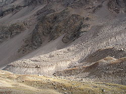 Vue du glacier rocheux de Laurichard en automne. Le talus latéro-frontal est clairement visible, et sa raideur démontre l'activité du glacier rocheux.