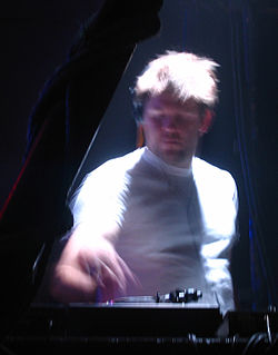 Lcd soundsystems james murphy djing at the Reading Festival 2005.jpg