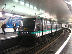Le MP 89 CC n° 49 à Nation sur la ligne 1 du métro de la RATP.JPG