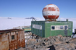 La base antarctique Leningradskaya sur la côte de la banquise de la mer de Somov.