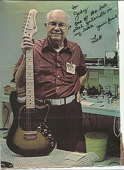 Autographe de Leo Fender sur une photo le représentant en 1978