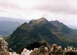 Vue du Liathach depuis le Beinn Eighe avec du premier au dernier plan : Stuc a' Choire Dhuibh Bhig (915 m), Spidean a' Choire Lèith (1 055 m) et Mullach an Rathain (1 023 m).