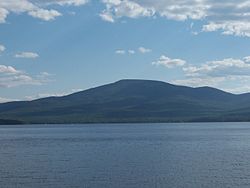 Vue du mont Lyon depuis le lac Chazy.