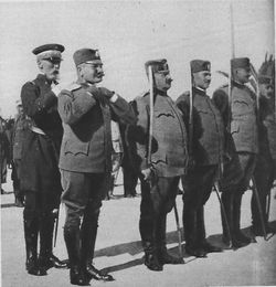 L'amiral  Guépratte décorant le colonel Serbe Georgevitch à Salonique (1916).