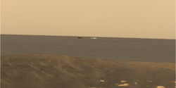 Vue du rover Opportunity vers le sud-ouest, le bouclier et le parachute sont visible au loin