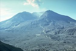 Le mont quatre mois après l'éruption, photographié par Harry Glicken à peu près du même endroit que l'image précédente. Dans l'intervalle, le volcan est entré en éruption, tuant Johnston et dévastant la zone.