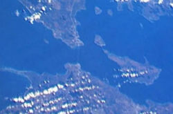 Image satellite du détroit de Mackinac, qui sépare la péninsule supérieure du Michigan (en haut) de la péninsule inférieure. À droite, les deux îles habitées : l'île Mackinac et la plus grande île Bois Blanc.