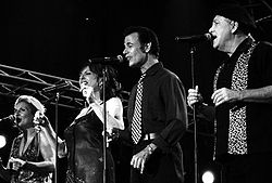 The Manhattan Transfer en concertDe gauche à dtoite : Janis Siegel, Janis Siegel, Alan Paul & Tim Hauser