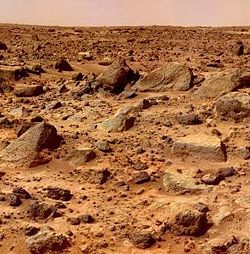 Sol jonché de rochers volcaniques vu par Mars Pathfinder le 8 septembre 1999[177].