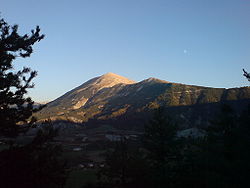 Vue sur la montagne de Cordœil (Petit Cordœil à droite, avec le pylone ; Grand Cordœil à gauche), depuis la montagne du Cheval Blanc.