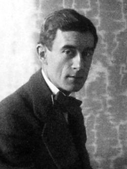 Maurice Ravel assis au piano en 1912, dans son appartement de l'avenue Carnot à Paris.