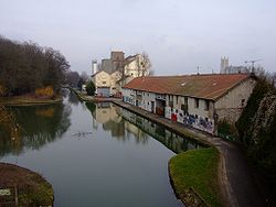 Meaux Ourcq canal dockside.JPG
