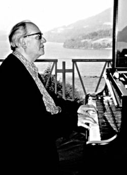 Olivier Messiaen au piano vers 1980