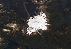 Le Michinmahuida et son glacier vus de l'Espace. La ville de Chaitén et le volcan du même nom sont visibles en bas à gauche de l'image.
