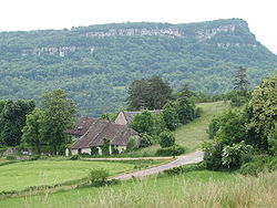 Le mont de Cordon vu du Nord, avec le hameau de Pluvis au premier plan.