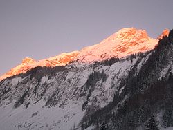 La pointe Percée et le mont Charvet (au centre) vus du sud-ouest depuis Lormay (le Grand-Bornand)