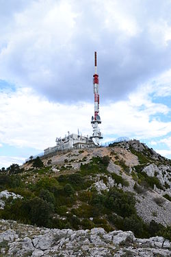 Vue du sommet du mont Saint-Baudille surmonté d'un relais de télévision.