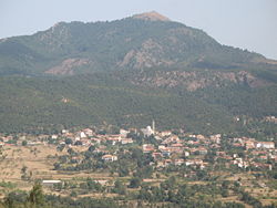 Vue sur le village de Tifrit n'Aït el Hadj et sur le mont Tamgout.