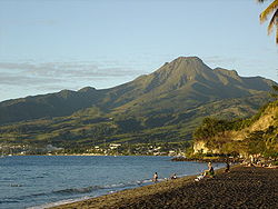 La montagne Pelée vue de l'anse Turin au Carbet à la Martinique