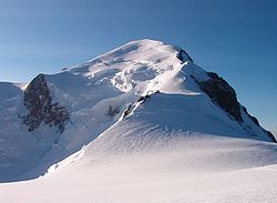 Le sommet enneigé du mont Blanc au centre et le Rocher de la Tournette à droite.