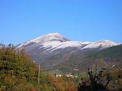Vue du mont Cucco depuis Fossato di Vico.