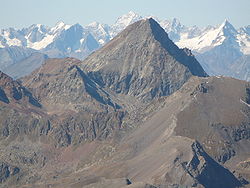 Vue du mont Émilius depuis la pointe Tersive. À l'arrière-plan, le massif du Mont-Blanc avec l'aiguille Verte.