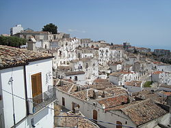 Peschici et Monte Sant'Angelo (photo), massif du Gargano dans les Pouilles, villes d'inspiration du roman