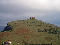 Mont Kolitza avec l'ermitage de San Sebastián et San Roque.