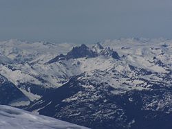 Vue aérienne du mont Cayley.