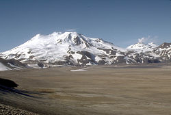 Vue du mont Mageik (à gauche) et du mont Martin (à droite) depuis la vallée des Dix Mille Fumées (premier plan).