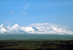 Vue du mont Wrangell ennuagé.