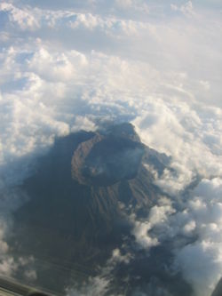 Vue aérienne du sommet du Raung avec sa caldeira sommitale.