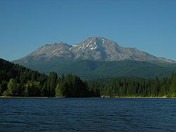 Vue du mont Shasta (à droite) avec le Shastina sur son flanc (à gauche).