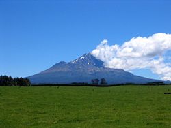 Le mont Taranaki flanqué du pic Fanthams à gauche.