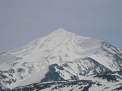 Vue du mont Tokachi enneigé en mai 2006.