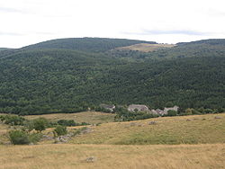 Le massif du Mountasset et le village de la Blatte