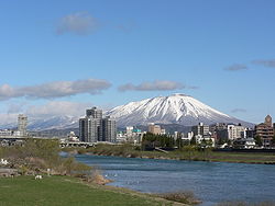 Vue du mont Iwate avec la ville de Morioka au premier plan.