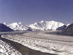 Vue du glacier Nabesna avec le mont Blackburn au dernier plan.