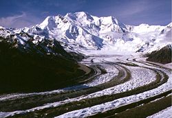 Vue du glacier Kennicott dominé par le mont Blackburn.