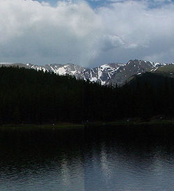 Vue du mont Evans depuis Echo Lake.