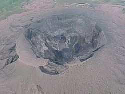 Vue aérienne du cratère du Dukono.
