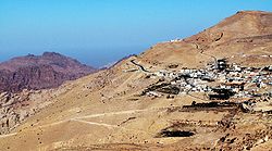 Le village de Tayibeh à droite, et le djebel Haroun au fond à gauche, coiffé du sanctuaire d'Aaron