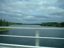 La rivière Muonio vue depuis le pont reliant Pajala en Suède (à droite) à Kolari en Finlande (à gauche)