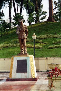 Statue de Aung San à Rangoon.
