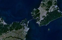 Image satellite du détroit de Naruto entre l'île d'Awaji en haut à droite et Shikoku en bas à gauche.